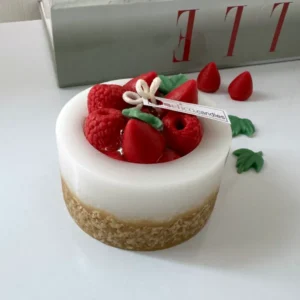 شمع تزئینی دست‌ساز مدل چیز کیک توت فرنگی و رزبری